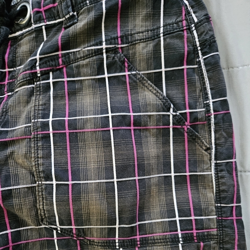 The North Face Plaid Cargo Shorts with Pink and White Accents Size 4 - Picture 4 of 9